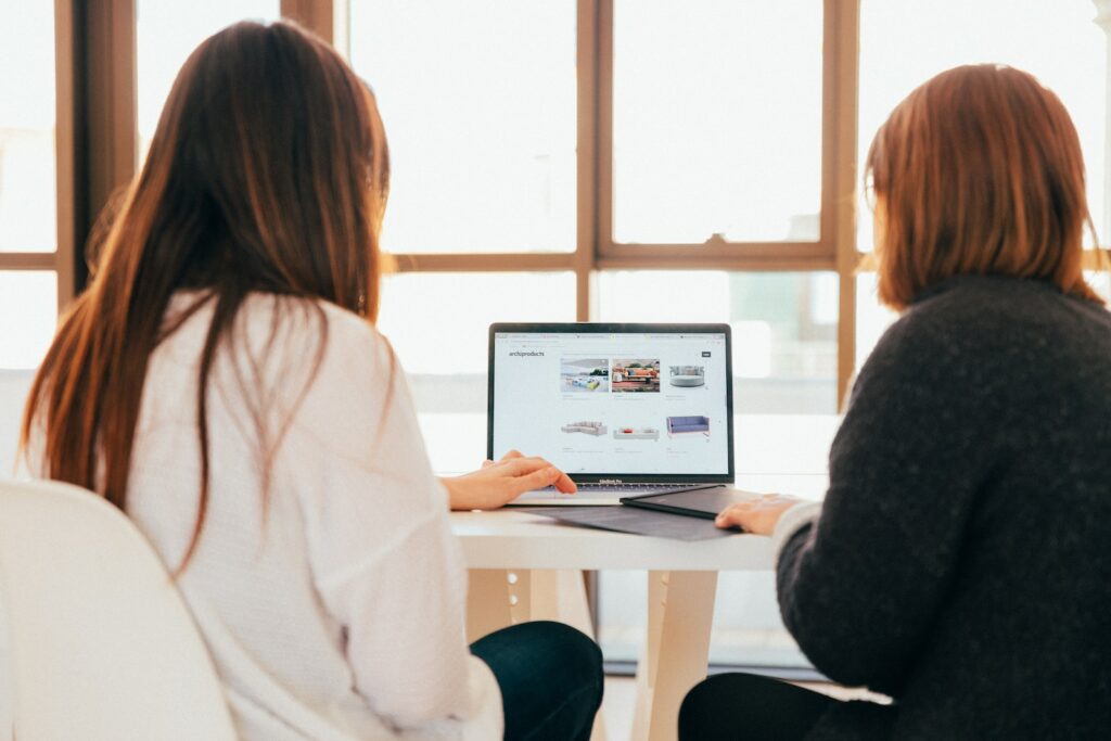 Deux femmes utilisant un logiciel de recrutement et regardant un ordinateur portable