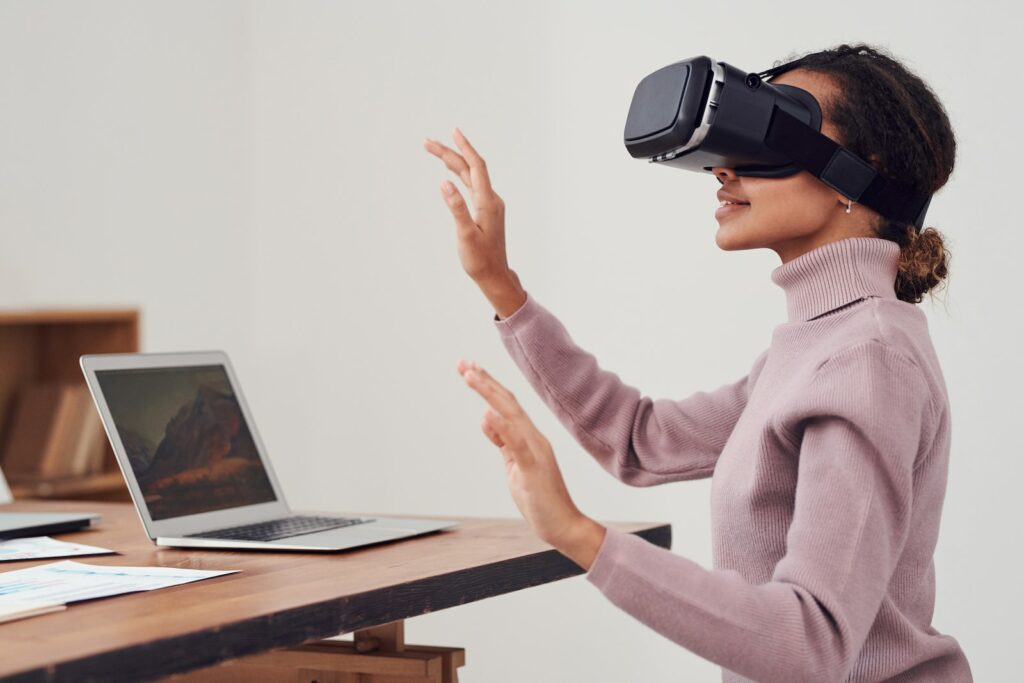 Une femme utilisant un casque de réalité virtuelle à des fins de recrutement.