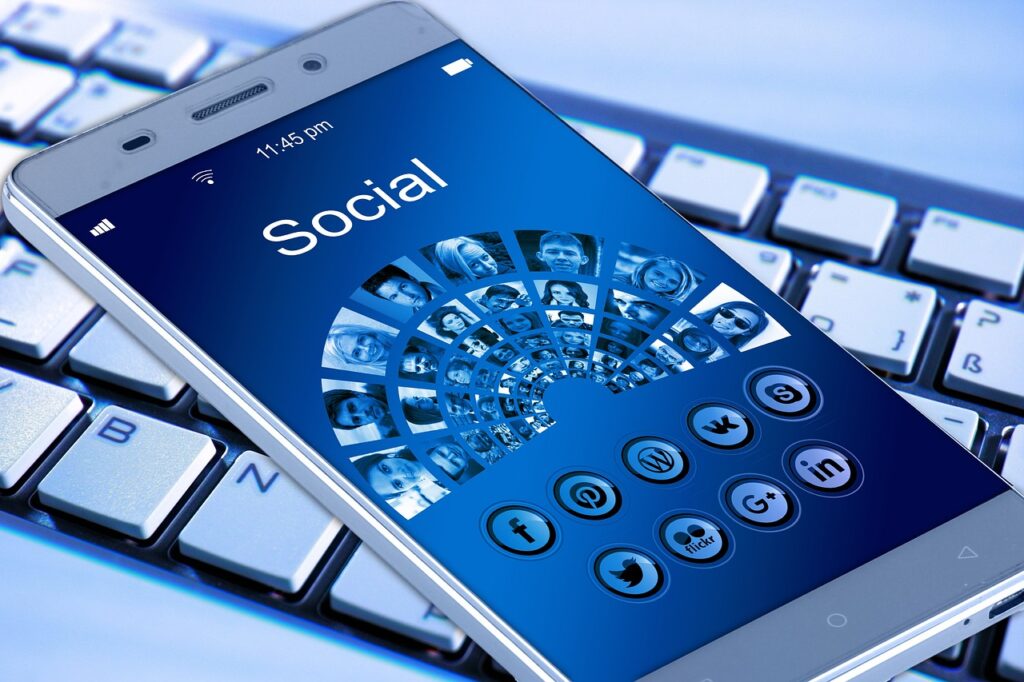 Un smartphone avec des icônes sociales sur un clavier conçu avec des techniques de recrutement innovantes.