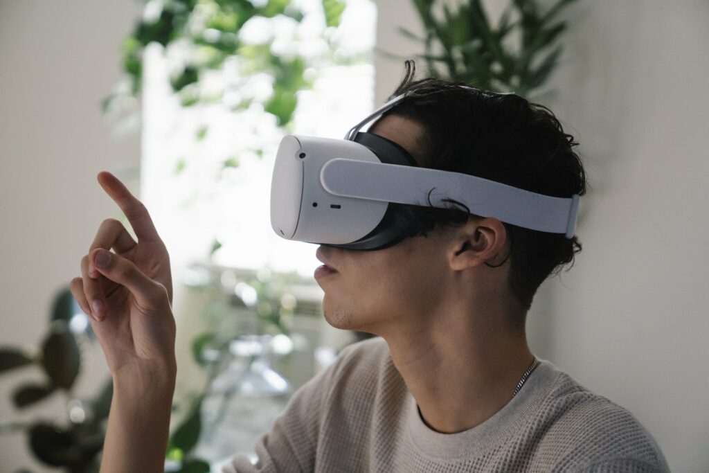 Un homme utilisant un casque de réalité virtuelle innovant pour des techniques de recrutement révolutionnaires.