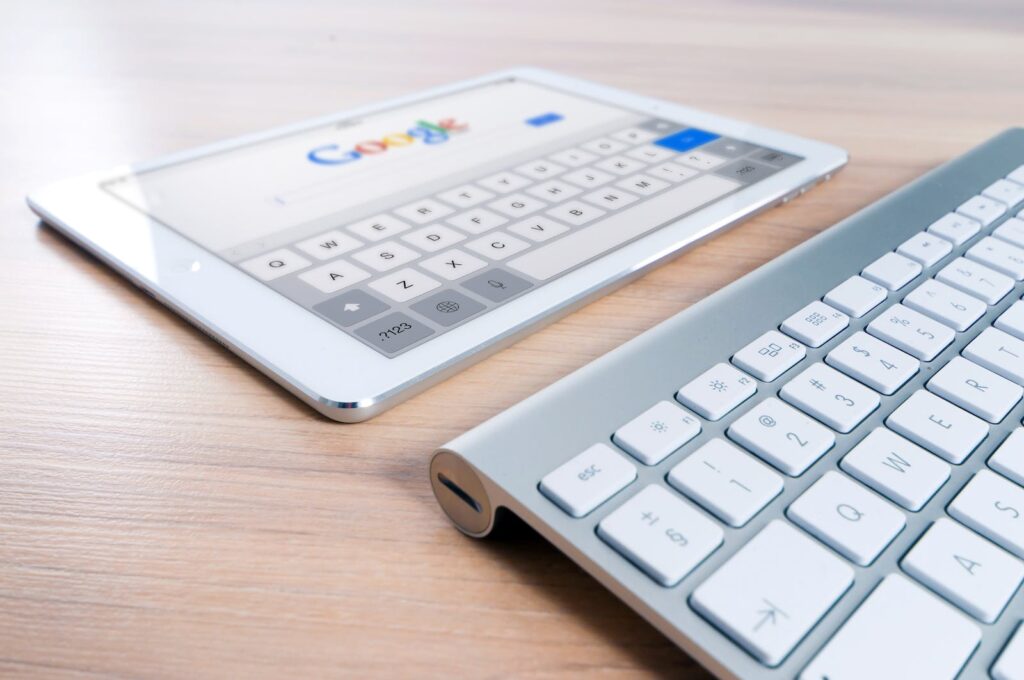 Un ipad affichant Google for jobs sur son écran