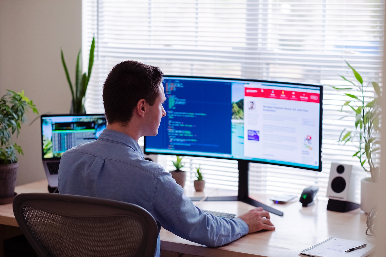 Un Assistant RH devant un ordinateur en train d'évaluer le meilleur logiciel RH