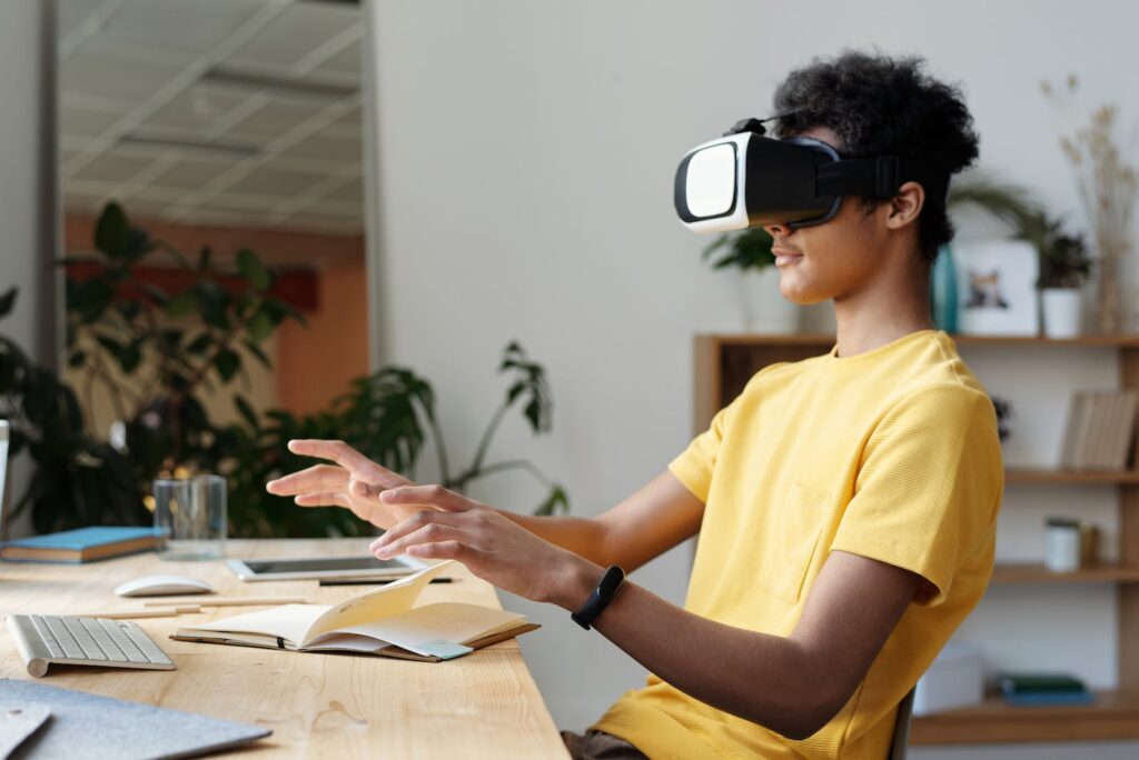 Un jeune homme vivant une expérience de réalité virtuelle à un bureau.