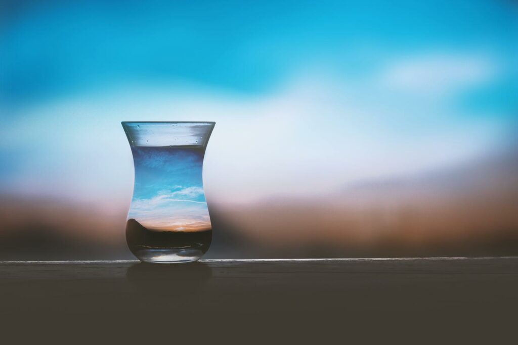 Un vase bleu et blanc pour représenter la Généralisation hâtive : clair comme de l'eau de roche