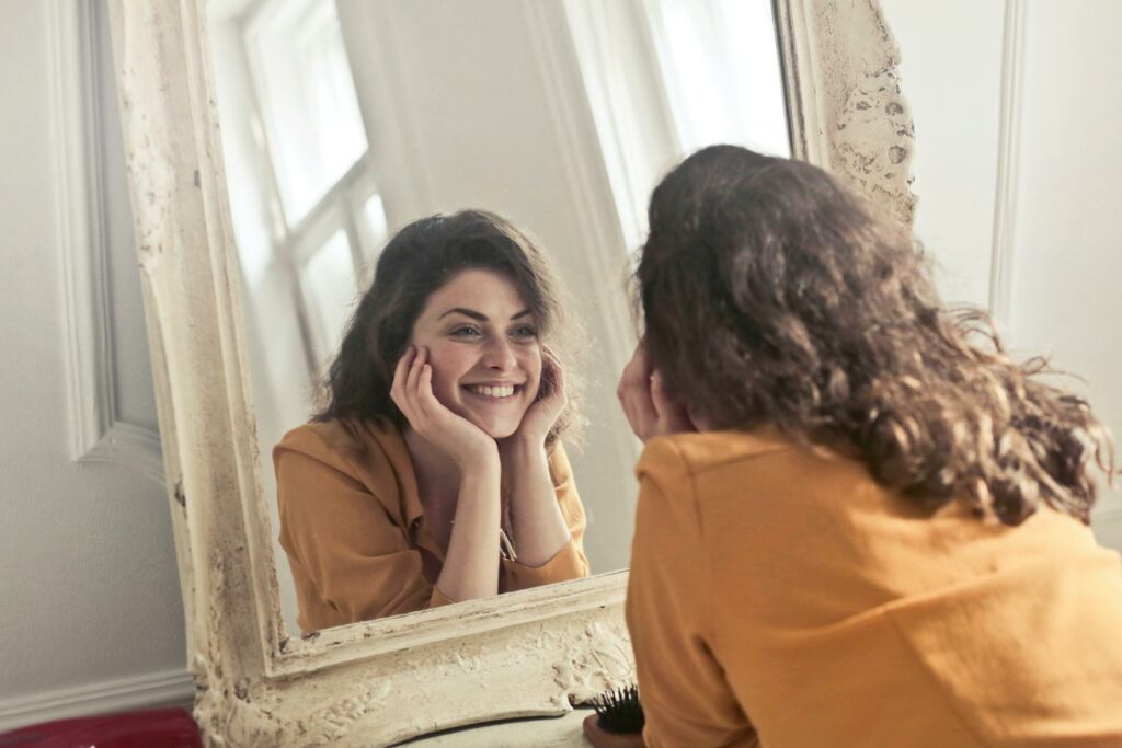 Une DRH qui test le biais d'effet de positivité en face du miroir