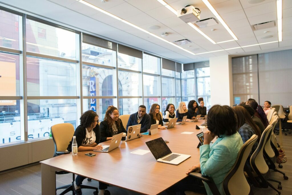 Equipe de recrutement et de management en breifing pour les futures embauches