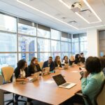 Equipe de recrutement et de management en breifing pour les futures embauches