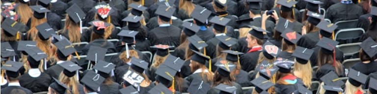 Un grand groupe de diplômés en RH, coiffés de bonnets noirs et vêtus de blouses, sont assis à l'extérieur, vus d'en haut, alors qu'ils célèbrent leur réussite, prêts à s'engager sur de nouvelles voies soutenues par l'enseignement et la promesse d'outils tels que le logiciel recrutement. Image concernant l'utilisation d'un ATS pour centraliser les offres et candidatures dans l'éducation, l'enseignement et la formation.