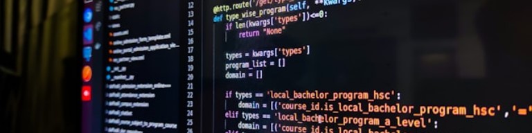 Un écran d'ordinateur affiche des lignes colorées de code Python, y compris des définitions de fonctions et des instructions conditionnelles, sur un fond sombre - des outils essentiels pour développer le logiciel recrutement utilisé par toute ESN ou recruteur moderne. Photo pour illustrer l'utilisation d'un ATS par les ESN ou société d'informatique pour améliorer l'expérience candidat