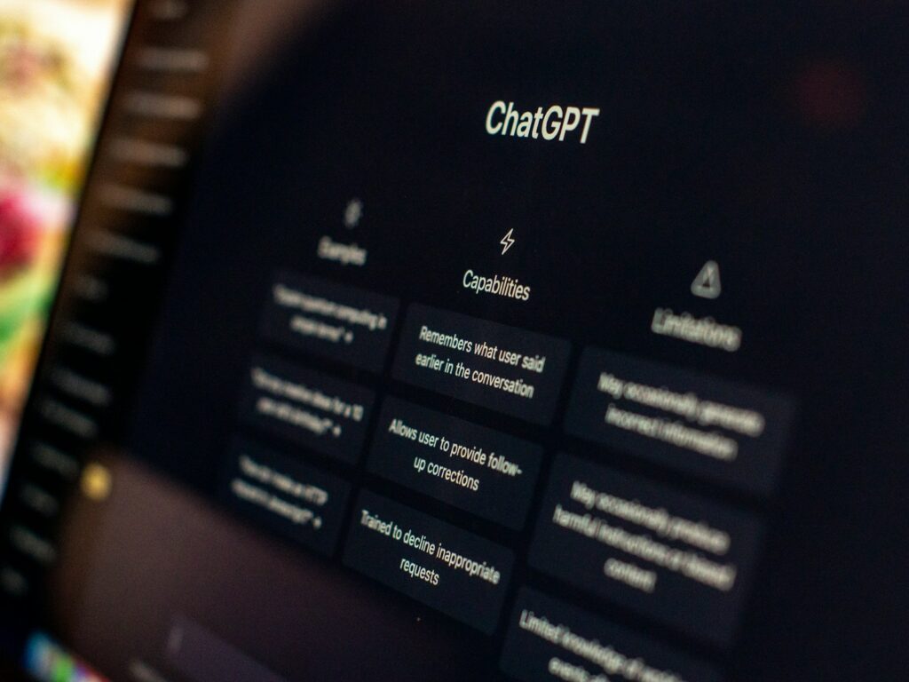 Un écran d'ordinateur affiche l'interface de ChatGPT, mettant en avant la section « Capacités » avec des exemples de fonctionnalités présentés en texte blanc sur fond sombre, soulignant ainsi comment l'IA dans le recrutement peut rationaliser l'acquisition de talents et améliorer les processus décisionnels.
